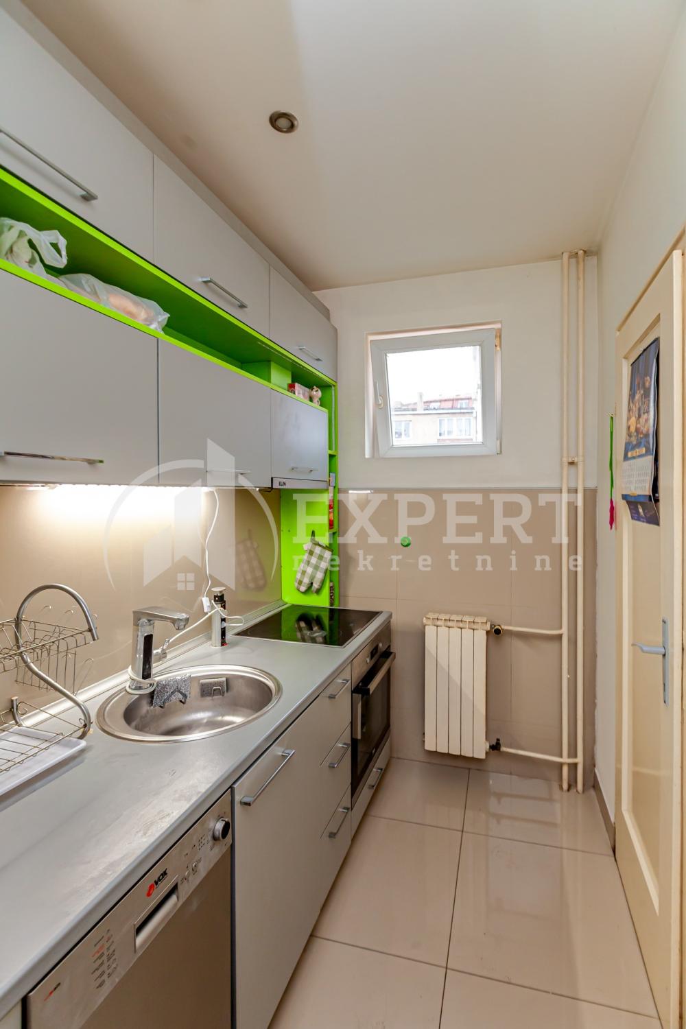 Slika 7 - Stan u zgradi, uknjižen, centralno grejanje, oglas ID p-015641