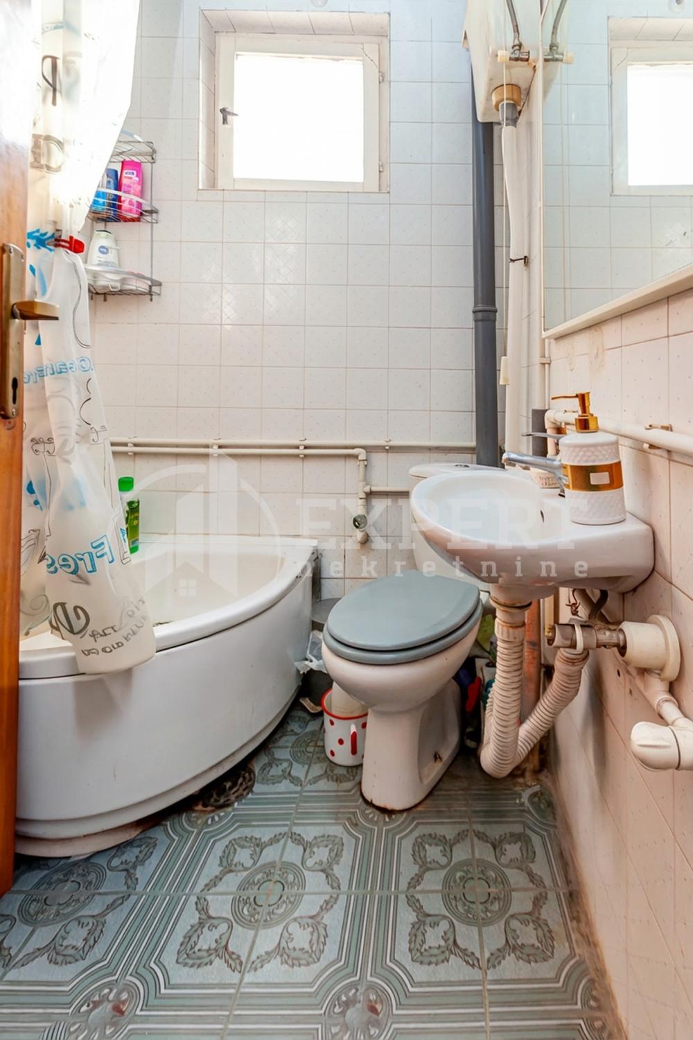 Slika 10 - Stan u zgradi, uknjižen, grejanje na struju, oglas ID p-015654