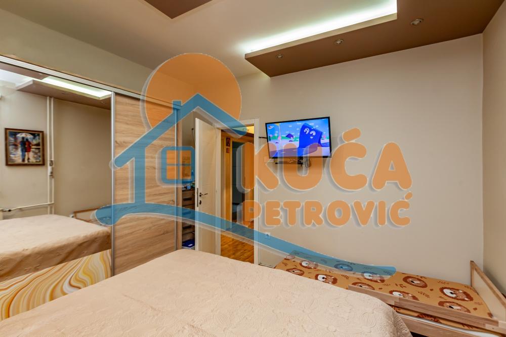 Slika 5 - Stan u zgradi, uknjižen, centralno grejanje, oglas ID p-015641