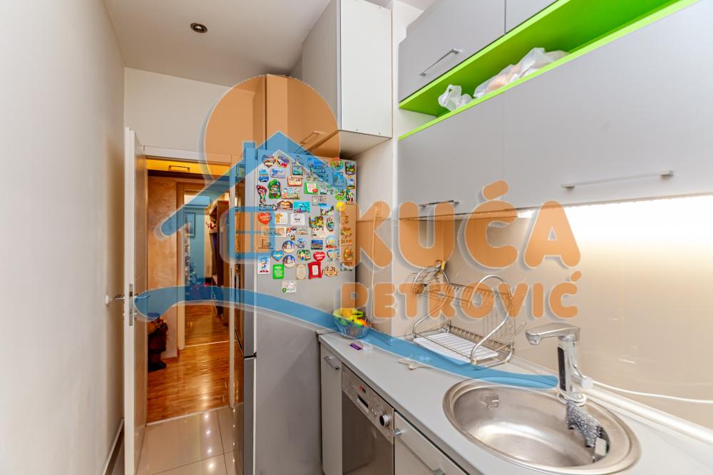 Slika 9 - Stan u zgradi, uknjižen, centralno grejanje, oglas ID p-015641