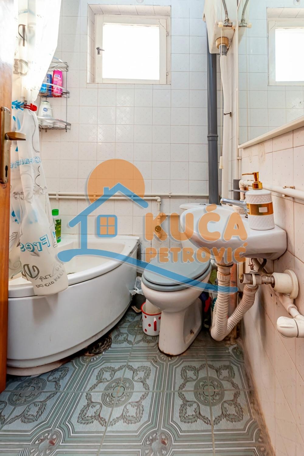 Slika 10 - Stan u zgradi, uknjižen, grejanje na struju, oglas ID p-015654