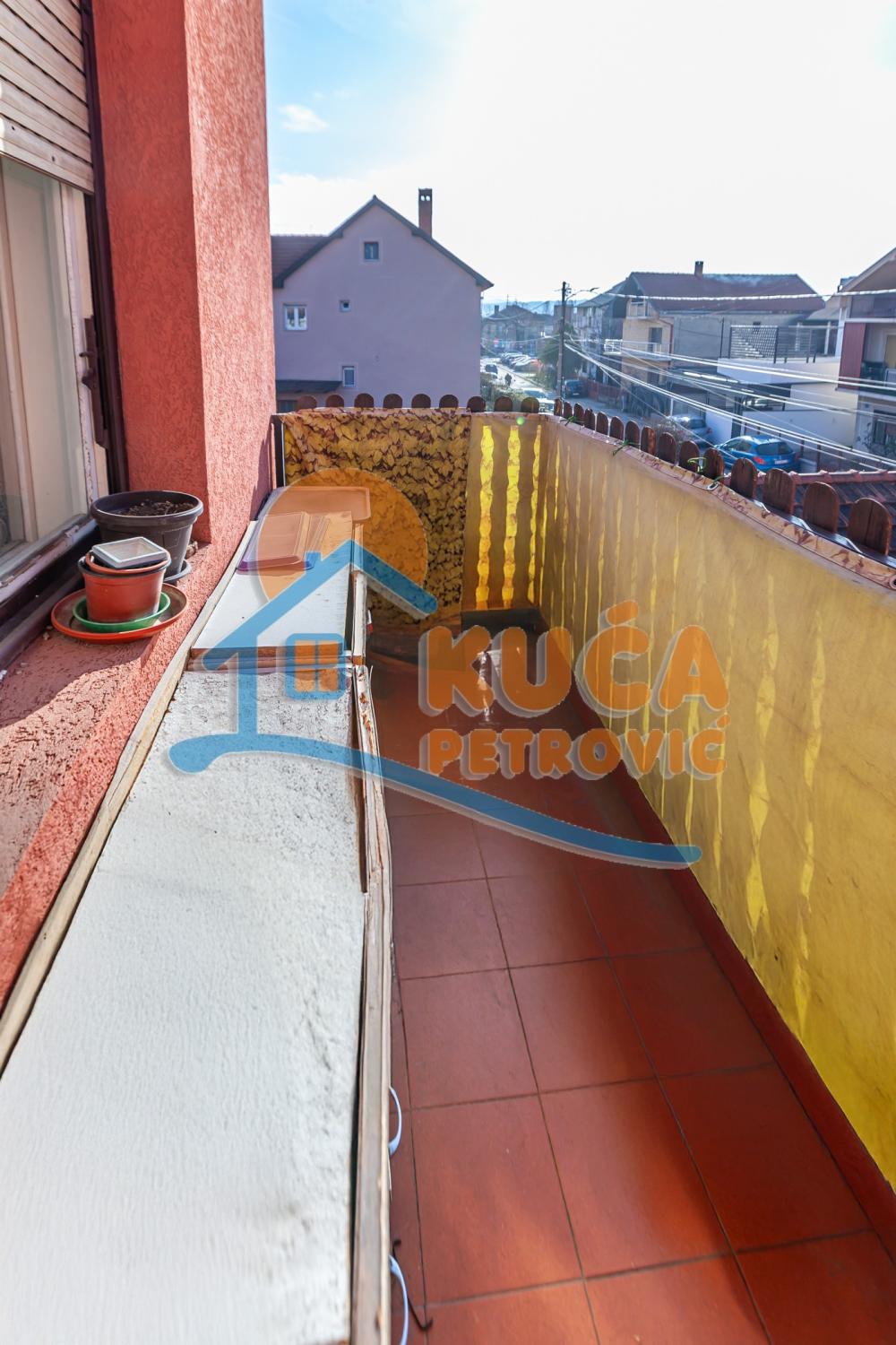 Slika 8 - Stan u zgradi, uknjižen, grejanje na struju, oglas ID p-015654