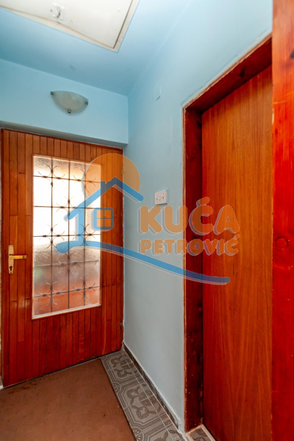 Slika 11 - Stan u zgradi, uknjižen, grejanje na struju, oglas ID p-015654