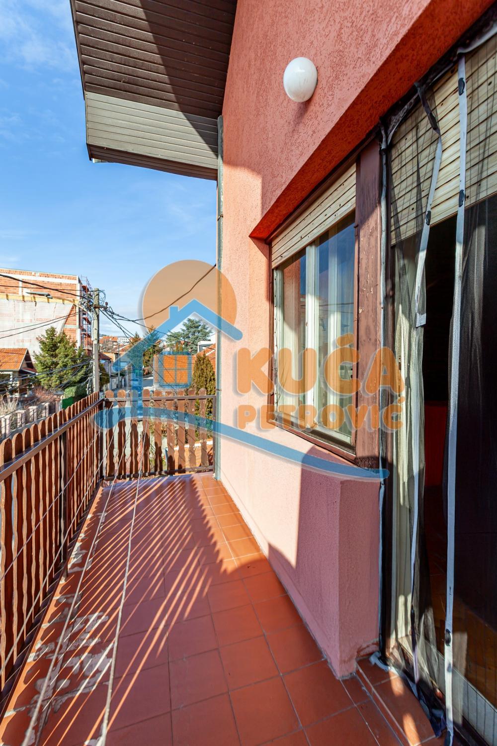 Slika 9 - Stan u zgradi, uknjižen, grejanje na struju, oglas ID p-015654