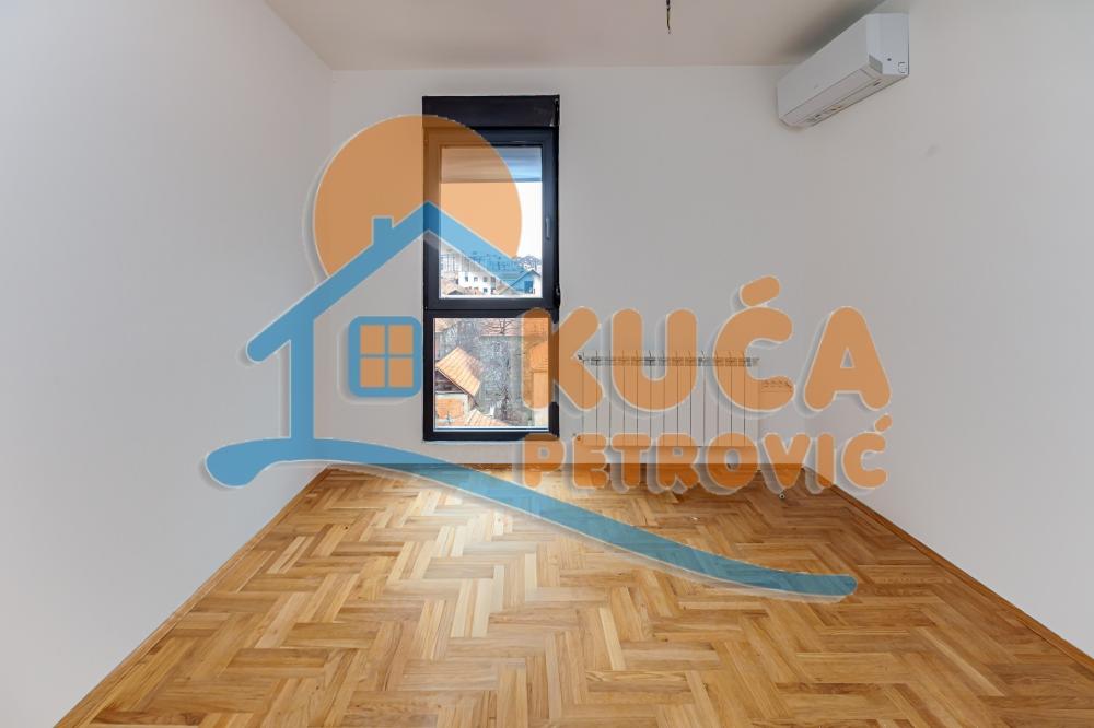 Slika 8 - Stan u zgradi, novogradnja, uknjižen, etažno grejanje, oglas ID p-015729