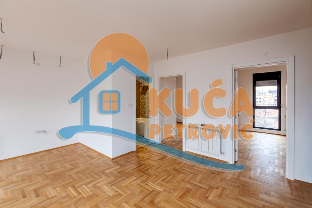 Slika 2 - Stan u zgradi, novogradnja, uknjižen, etažno grejanje, oglas ID p-015729