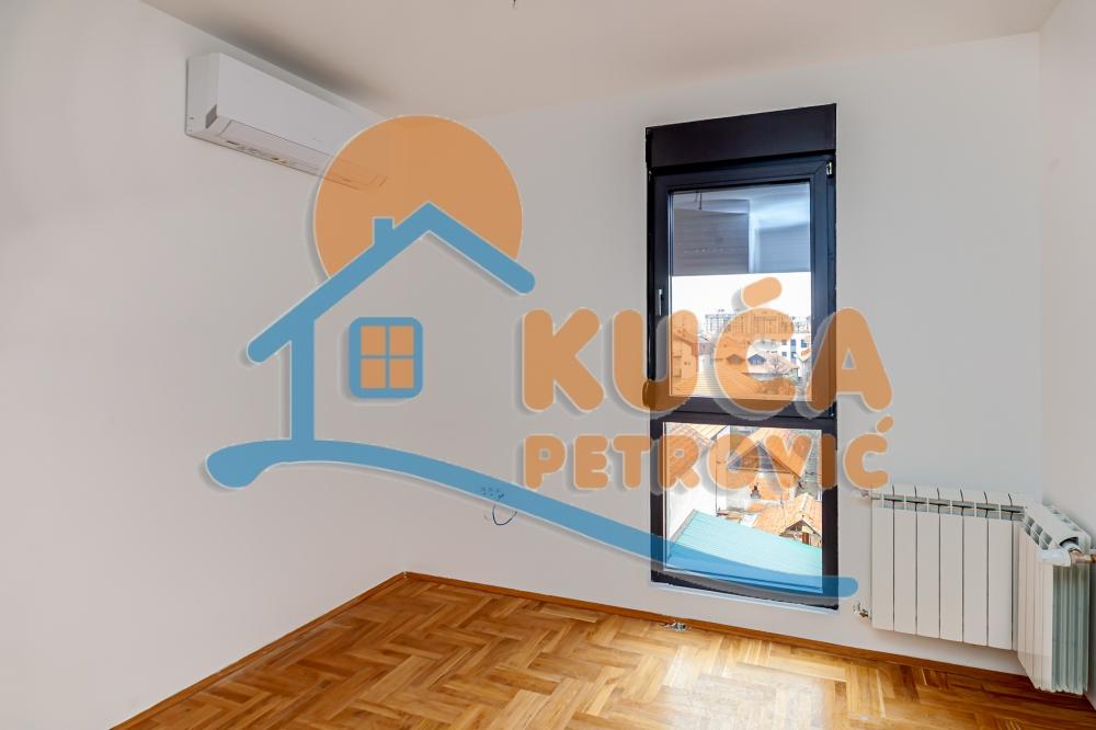 Slika 10 - Stan u zgradi, novogradnja, uknjižen, etažno grejanje, oglas ID p-015729