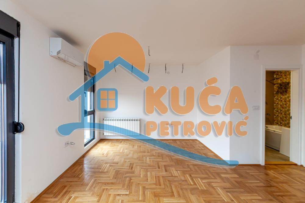 Slika 1 - Stan u zgradi, novogradnja, uknjižen, etažno grejanje, oglas ID p-015729