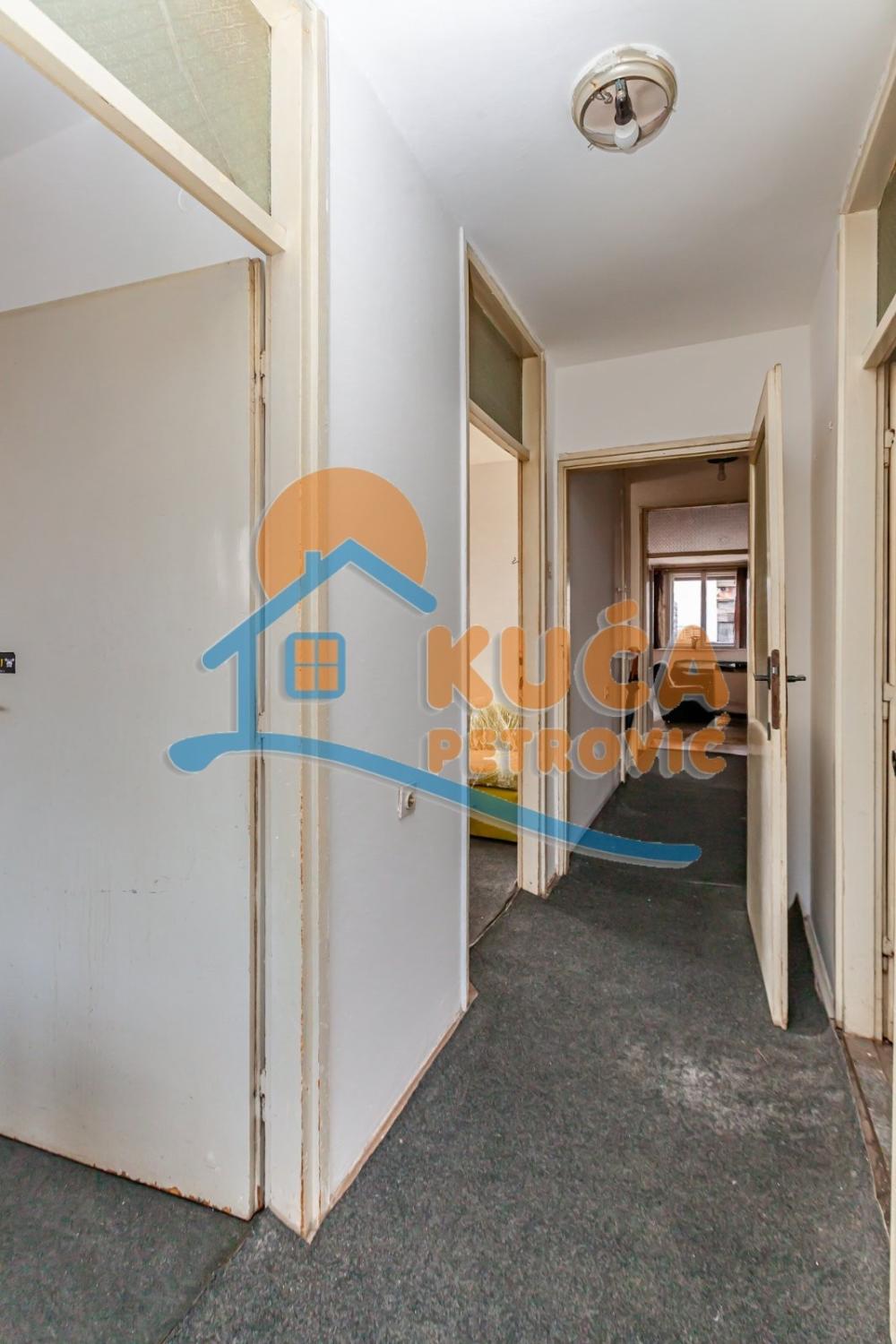 Slika 8 - Stan u zgradi, uknjižen, centralno grejanje, oglas ID p-015744