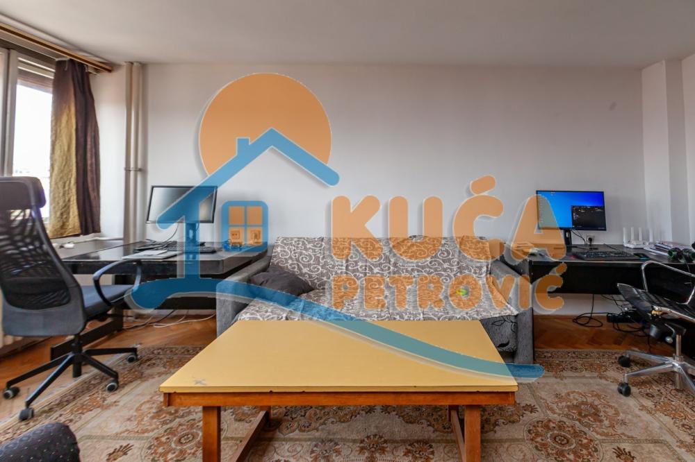 Slika 4 - Stan u zgradi, uknjižen, centralno grejanje, oglas ID p-015744