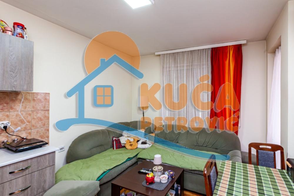 Glavna slika -Stan u zgradi, uknjižen, centralno grejanje, oglas ID p-015778