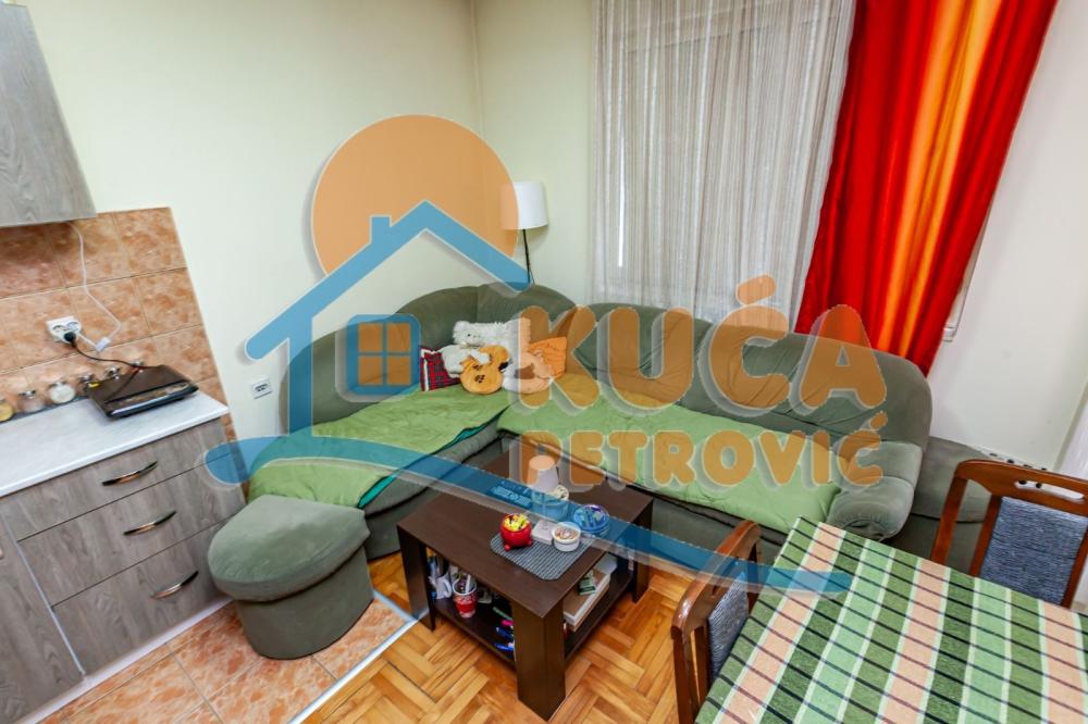 Slika 2 - Stan u zgradi, uknjižen, centralno grejanje, oglas ID p-015778