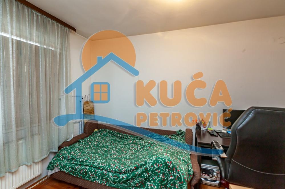 Slika 3 - Stan u zgradi, uknjižen, centralno grejanje, oglas ID p-015778