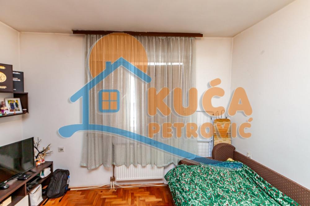 Slika 4 - Stan u zgradi, uknjižen, centralno grejanje, oglas ID p-015778