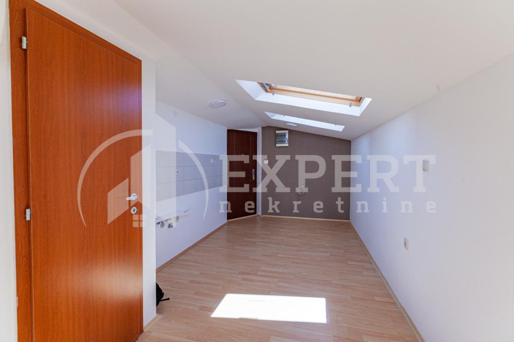 Glavna slika -Stan u zgradi, novogradnja, uknjižen, grejanje na struju, oglas ID p-05517