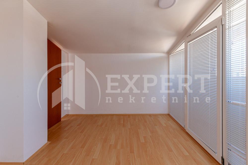 Slika 1 - Stan u zgradi, novogradnja, uknjižen, grejanje na struju, oglas ID p-05517