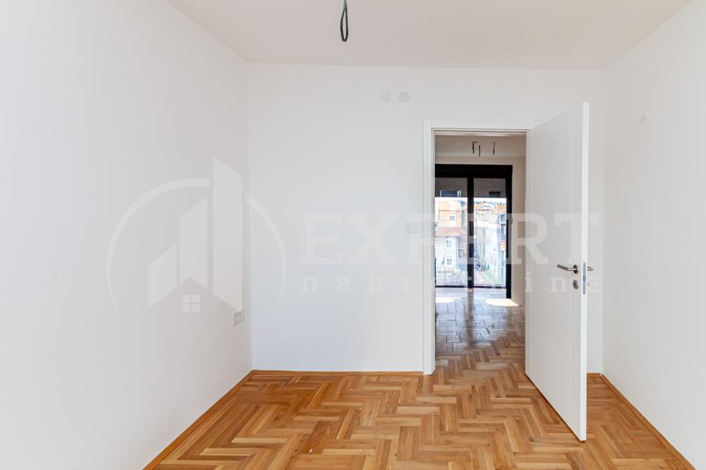 Slika 9 - Stan u zgradi, novogradnja, uknjižen, etažno grejanje, oglas ID p-015729