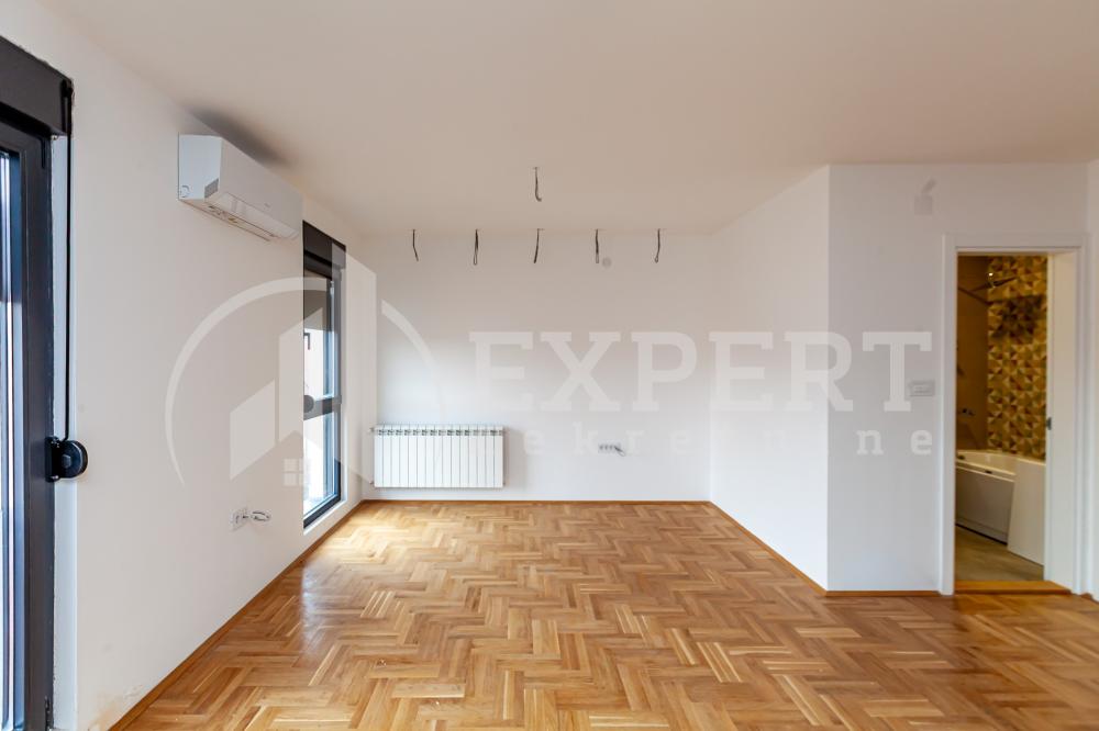 Slika 1 - Stan u zgradi, novogradnja, uknjižen, etažno grejanje, oglas ID p-015729