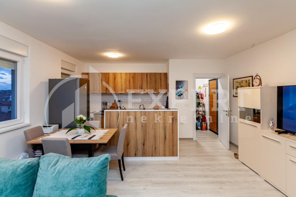 Slika 3 - Stan u zgradi, novogradnja, grejanje na struju, oglas ID p-015758