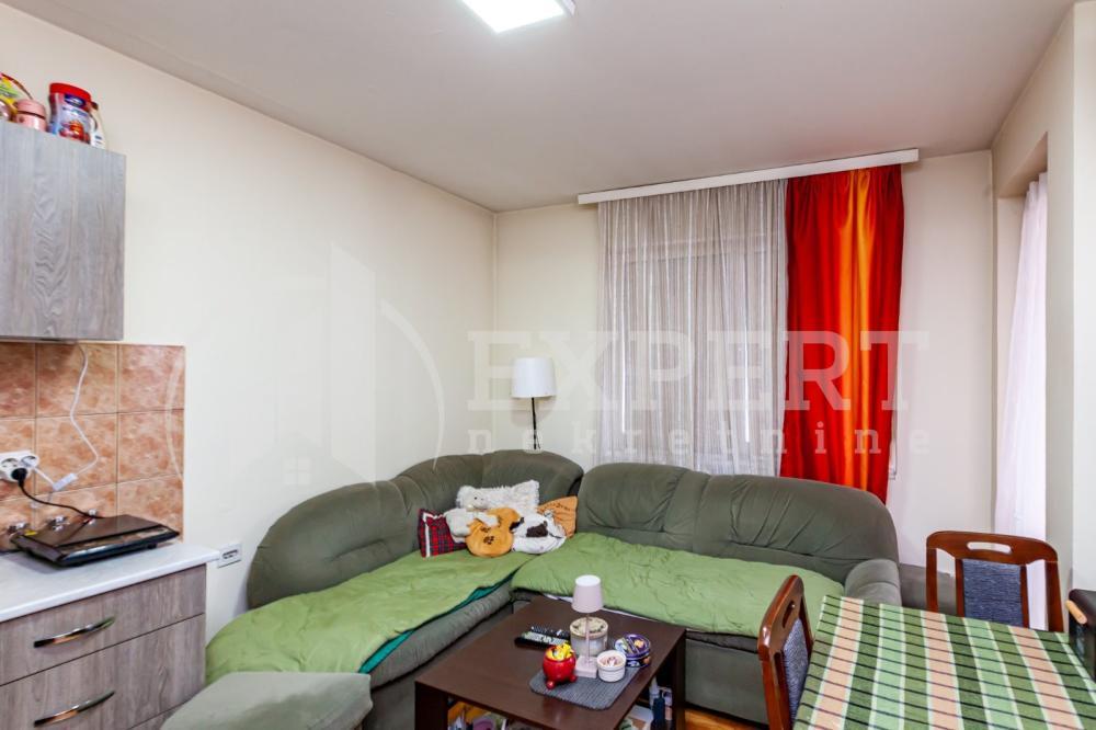 Glavna slika -Stan u zgradi, uknjižen, centralno grejanje, oglas ID p-015778