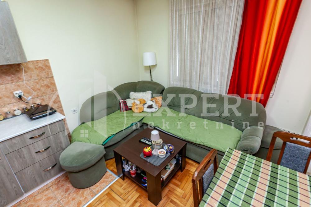 Slika 2 - Stan u zgradi, uknjižen, centralno grejanje, oglas ID p-015778