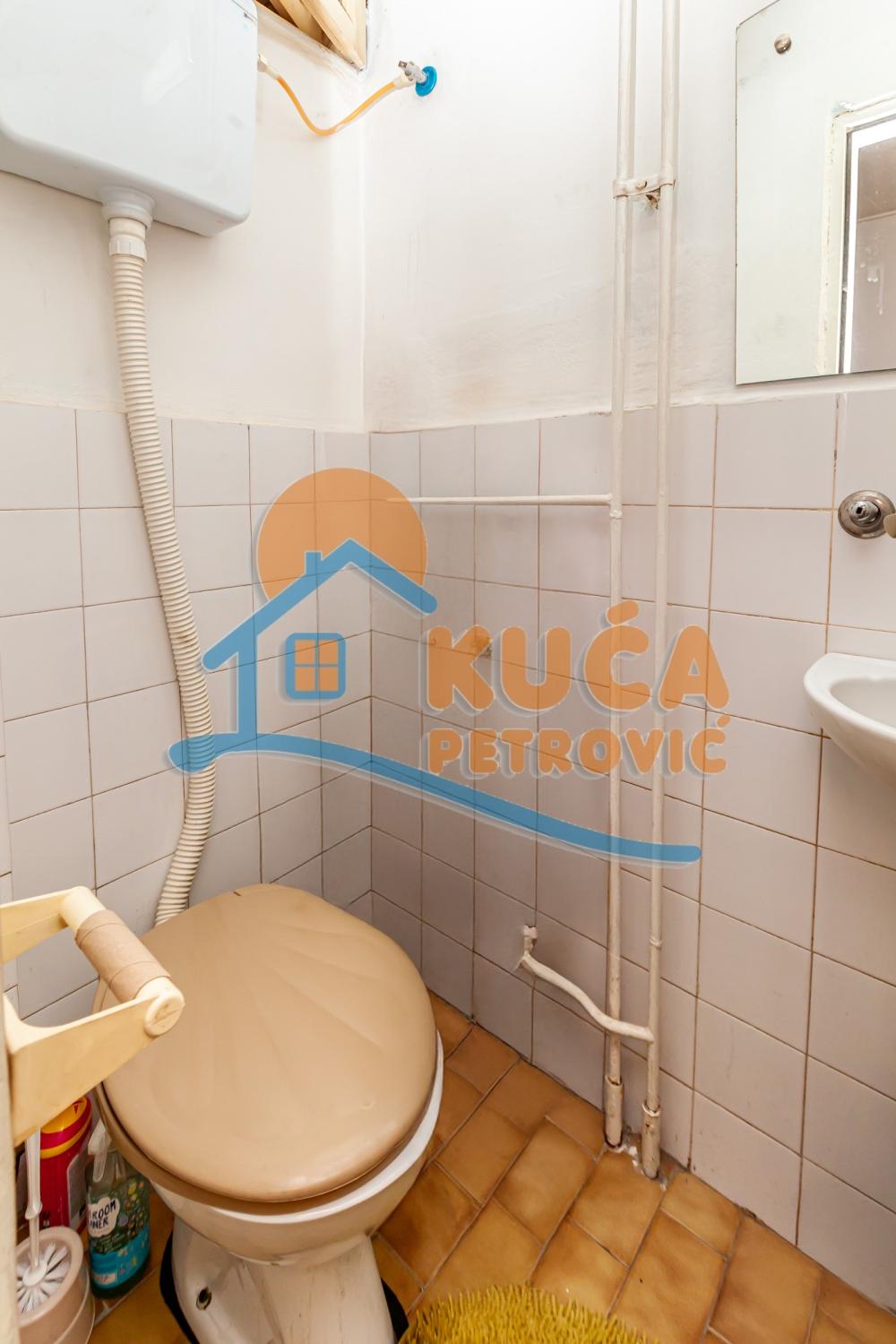 Slika 7 - Stan u zgradi, uknjižen, centralno grejanje, oglas ID p-015831