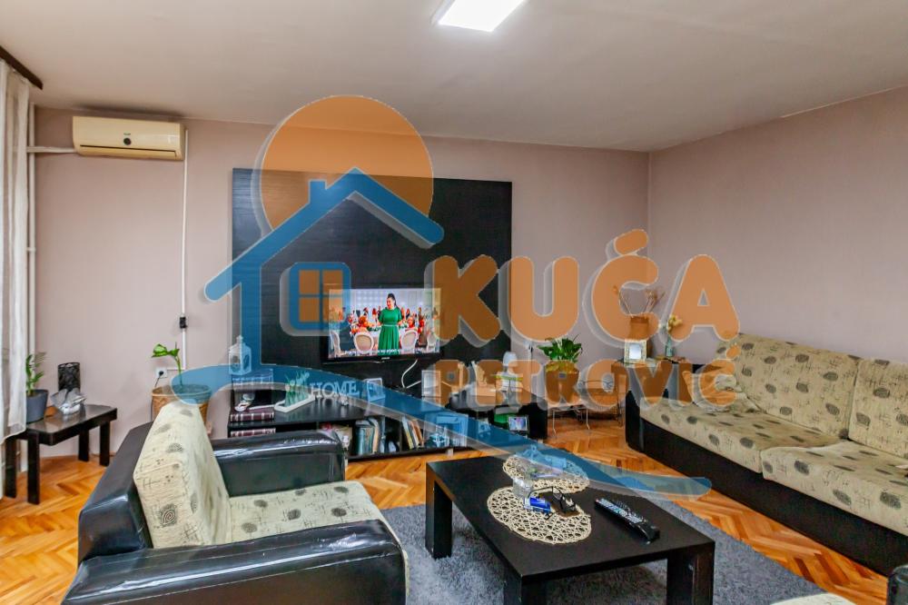 Slika 2 - Stan u zgradi, uknjižen, centralno grejanje, oglas ID p-015831