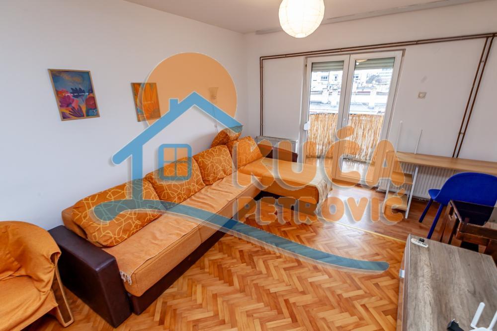 Glavna slika -Stan u zgradi, uknjižen, etažno grejanje, oglas ID p-015838