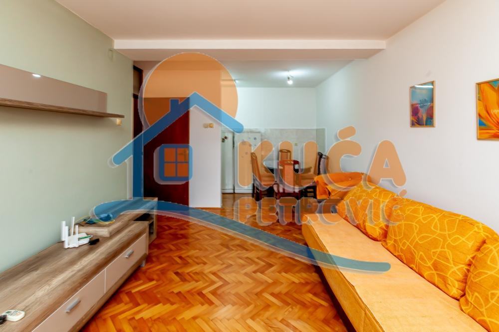 Slika 1 - Stan u zgradi, uknjižen, etažno grejanje, oglas ID p-015838