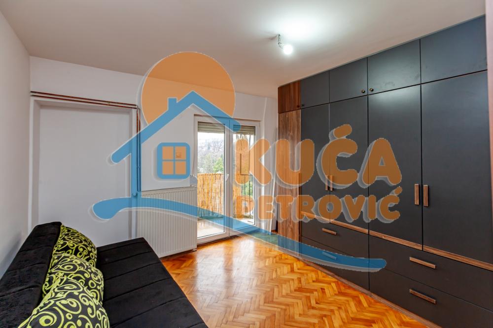 Slika 8 - Stan u zgradi, uknjižen, etažno grejanje, oglas ID p-015838