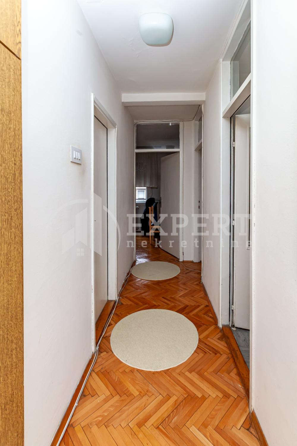 Slika 8 - Stan u zgradi, uknjižen, centralno grejanje, oglas ID p-015831