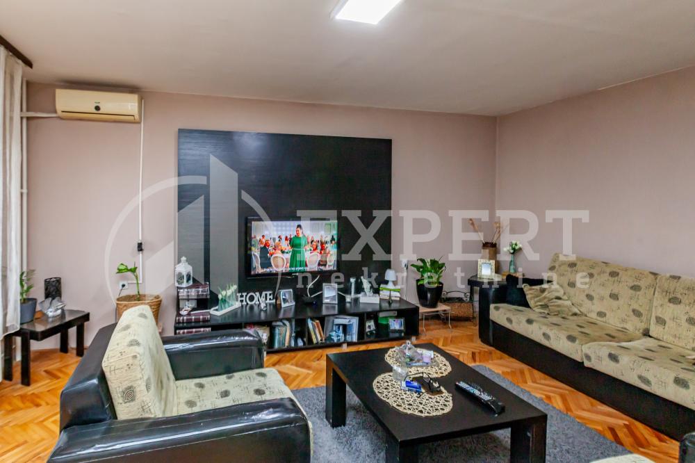 Slika 2 - Stan u zgradi, uknjižen, centralno grejanje, oglas ID p-015831