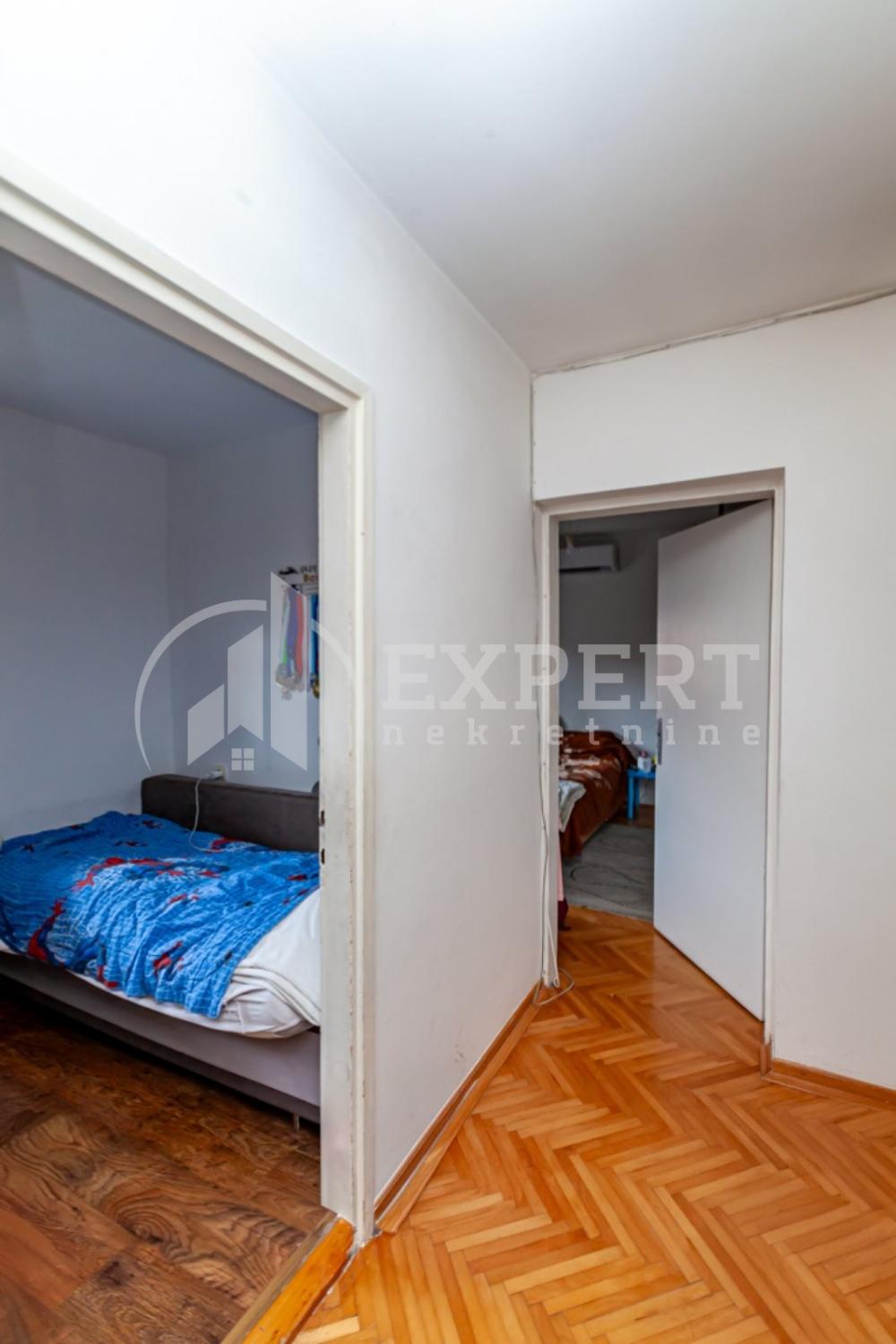 Slika 4 - Stan u zgradi, uknjižen, grejanje na struju, oglas ID p-015836