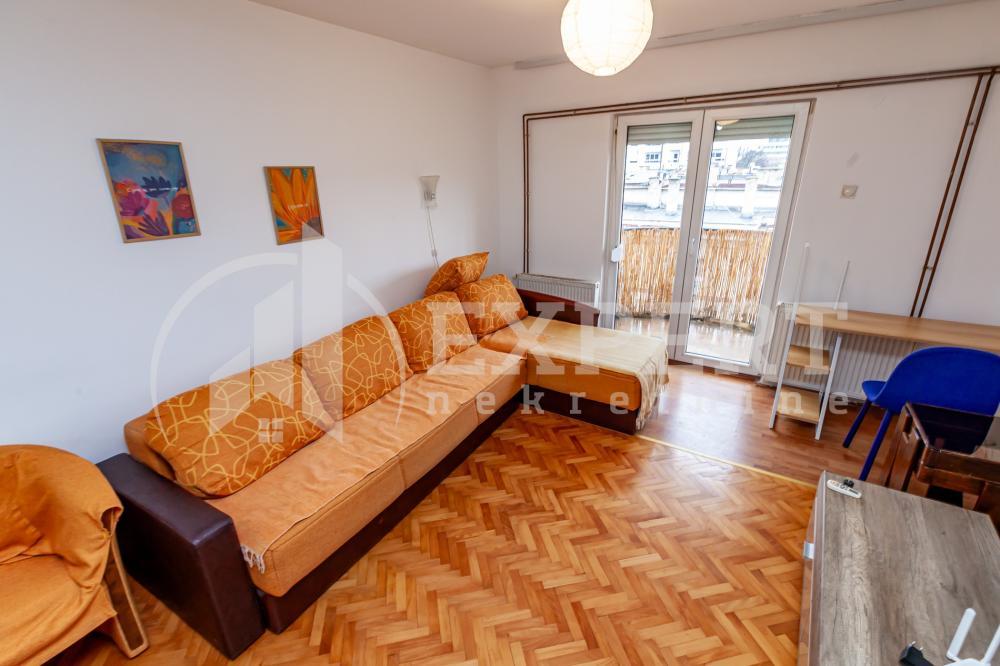 Glavna slika -Stan u zgradi, uknjižen, etažno grejanje, oglas ID p-015838