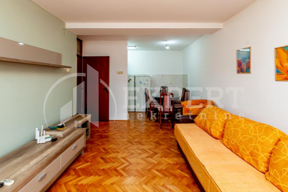 Slika 1 - Stan u zgradi, uknjižen, etažno grejanje, oglas ID p-015838