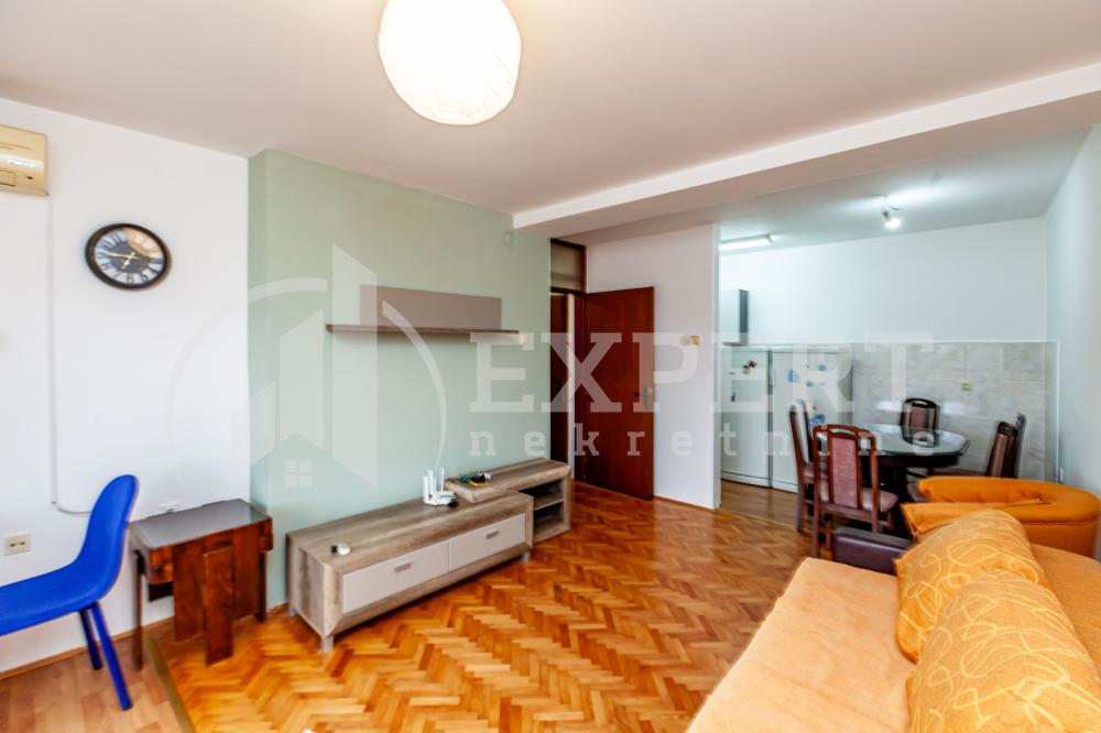 Slika 2 - Stan u zgradi, uknjižen, etažno grejanje, oglas ID p-015838