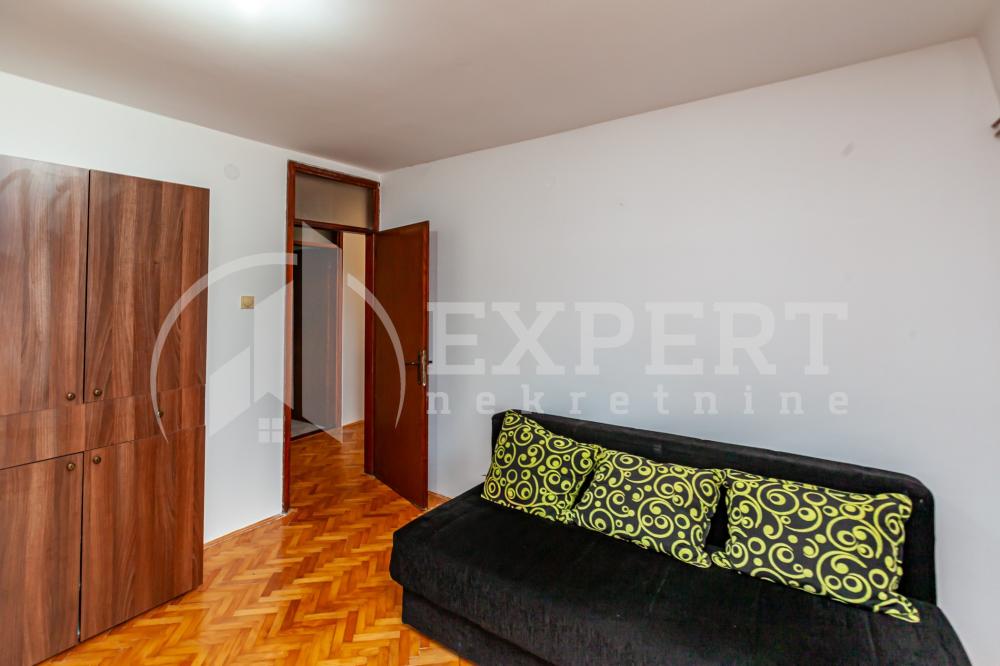 Slika 9 - Stan u zgradi, uknjižen, etažno grejanje, oglas ID p-015838