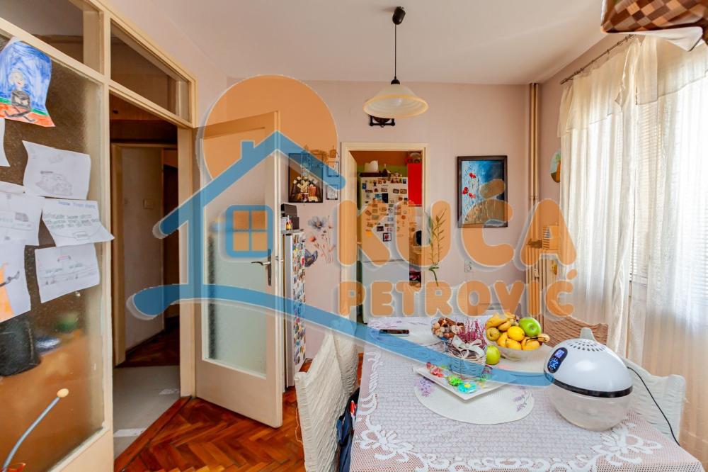 Slika 10 - Stan u zgradi, uknjižen, centralno grejanje, oglas ID p-015892