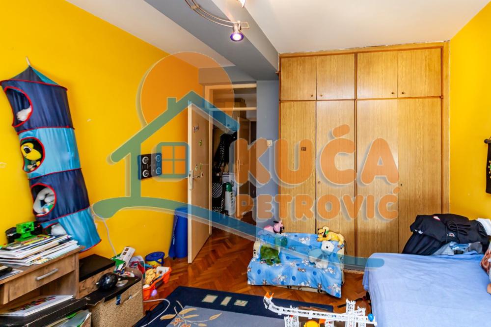 Slika 3 - Stan u zgradi, uknjižen, centralno grejanje, oglas ID p-015892