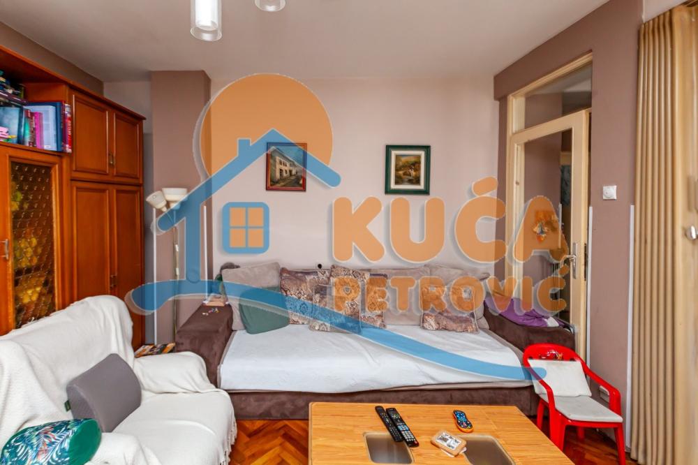 Slika 2 - Stan u zgradi, uknjižen, centralno grejanje, oglas ID p-015892