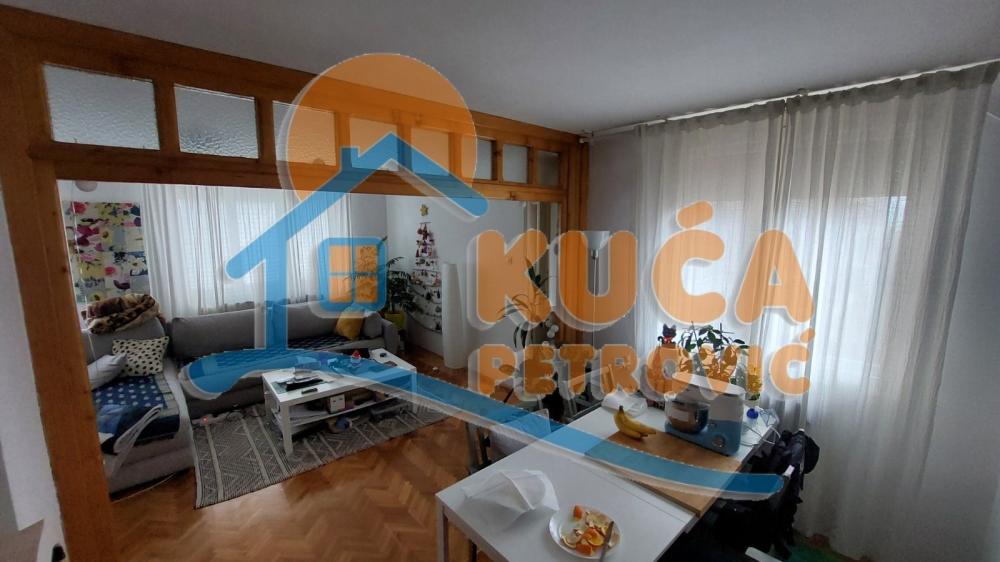 Slika 5 - Stan u zgradi, uknjižen, centralno grejanje, oglas ID p-015893