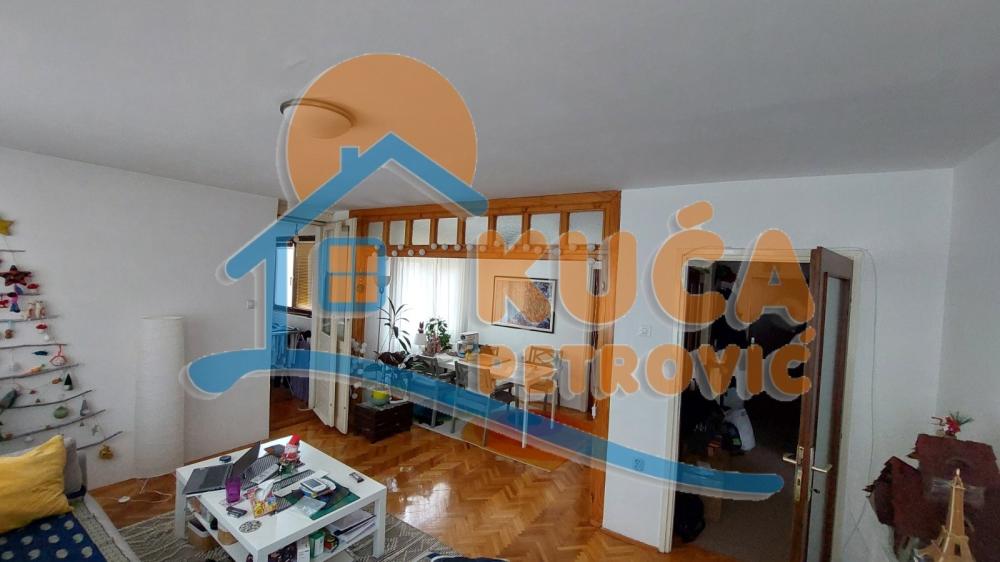 Slika 3 - Stan u zgradi, uknjižen, centralno grejanje, oglas ID p-015893