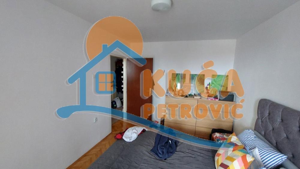 Slika 2 - Stan u zgradi, uknjižen, centralno grejanje, oglas ID p-015893