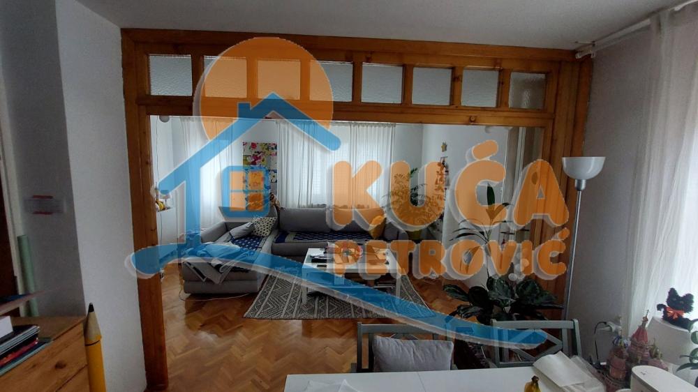 Slika 4 - Stan u zgradi, uknjižen, centralno grejanje, oglas ID p-015893