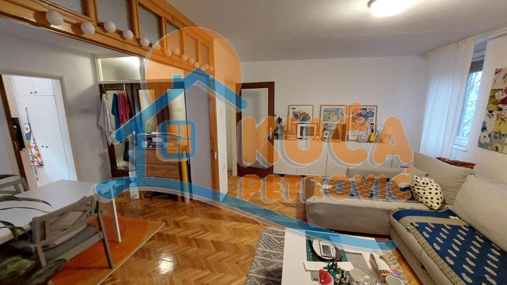 Slika 1 - Stan u zgradi, uknjižen, centralno grejanje, oglas ID p-015893