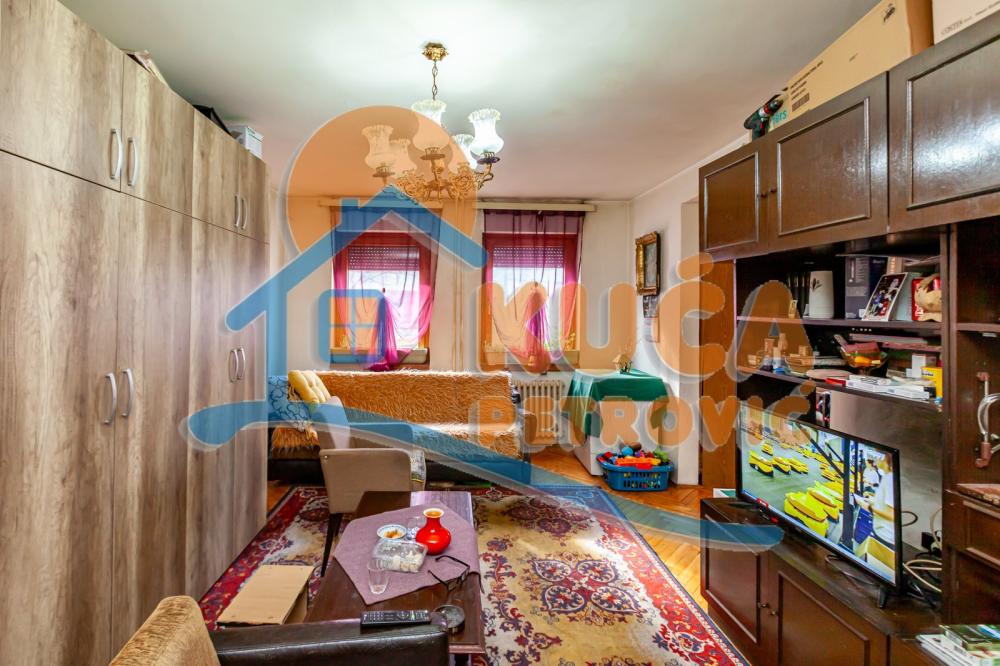 Slika 5 - Stan u zgradi, uknjižen, centralno grejanje, oglas ID p-015909