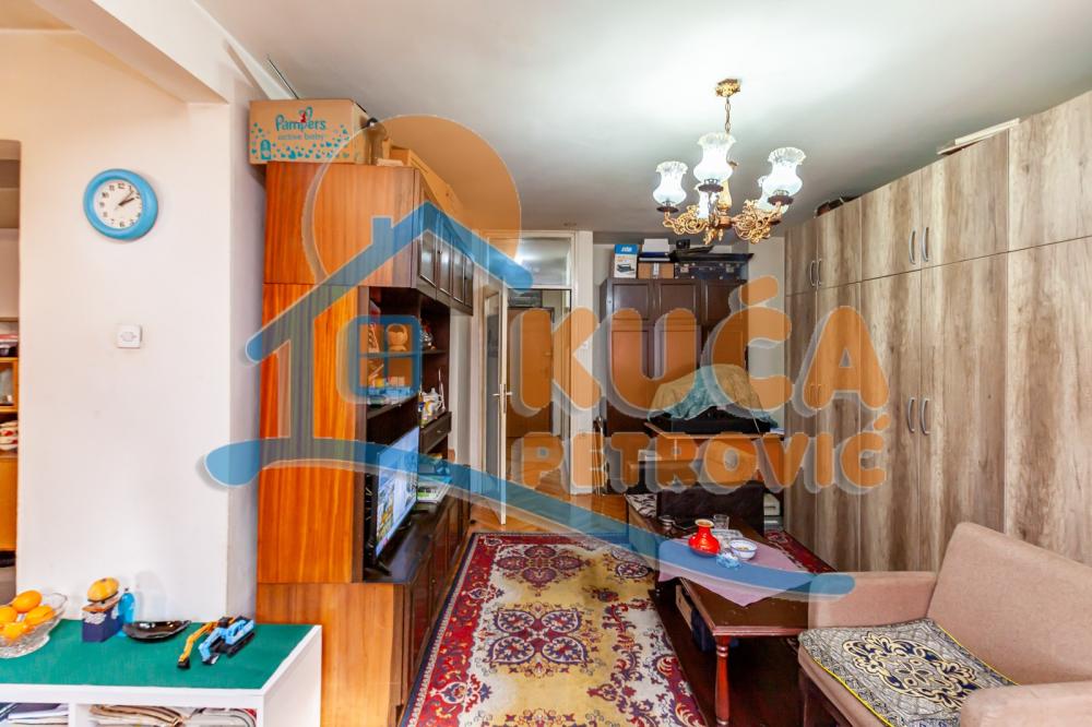 Slika 4 - Stan u zgradi, uknjižen, centralno grejanje, oglas ID p-015909