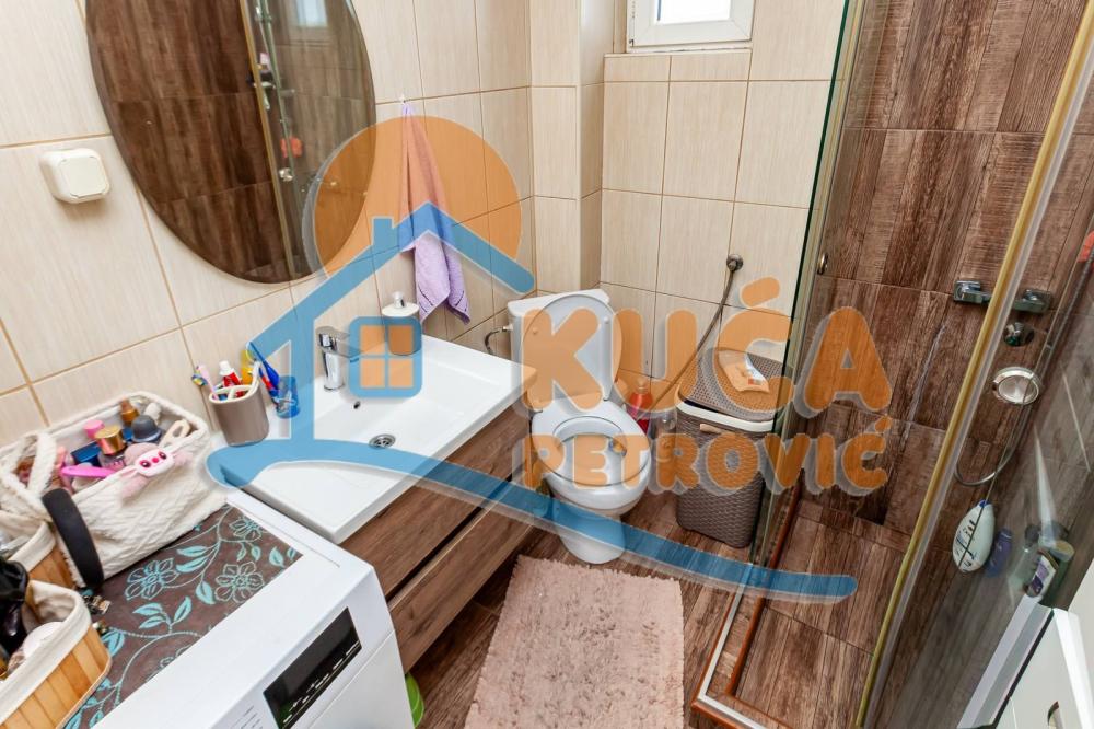 Slika 4 - Stan u zgradi, uknjižen, etažno grejanje, oglas ID p-015916