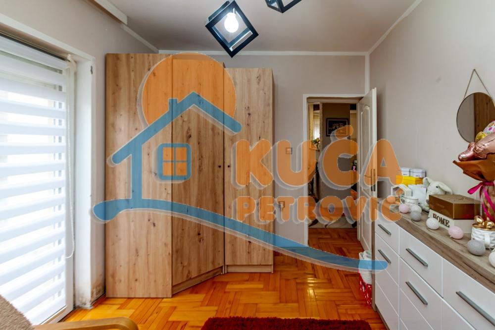 Slika 3 - Stan u zgradi, uknjižen, etažno grejanje, oglas ID p-015916