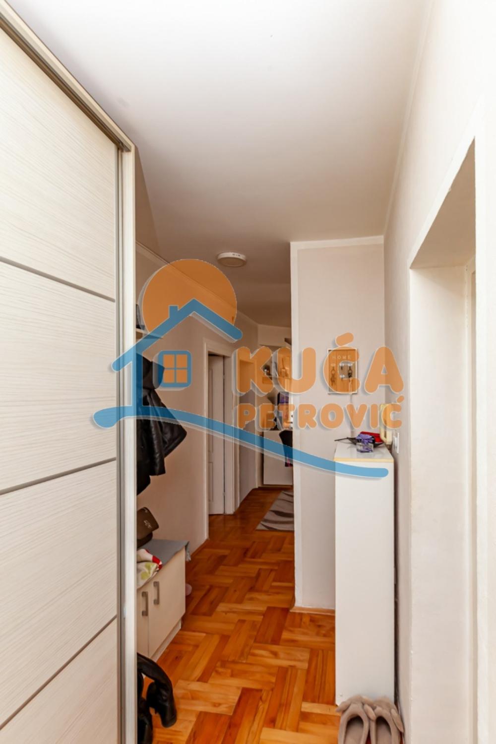 Slika 5 - Stan u zgradi, uknjižen, etažno grejanje, oglas ID p-015916